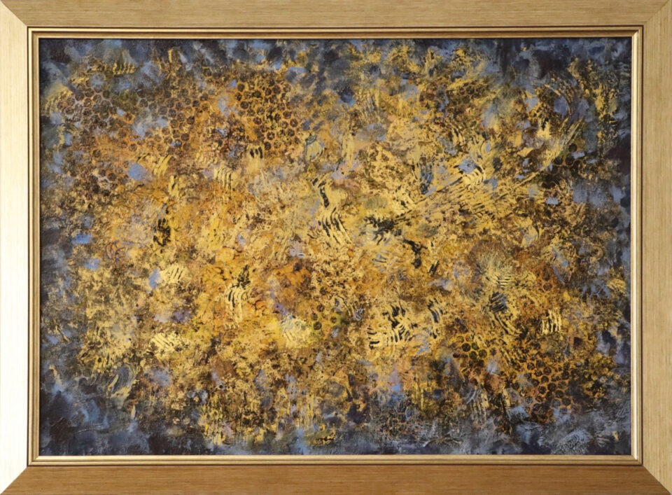 Złota rama, w niej abstrakcyjny obraz. Dominuje kolor złoty oraz granatowy. Na całej pracy widać elementy przypominające plastry miodu.