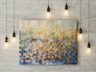Na białej ceglanej ścianie w otoczeniu kilku lamp wisi abstrakcyjny obraz. Na nim złote słoneczniki. Są one namalowane w osobnych pikselach. Obraz ma charakter pixelartowy.