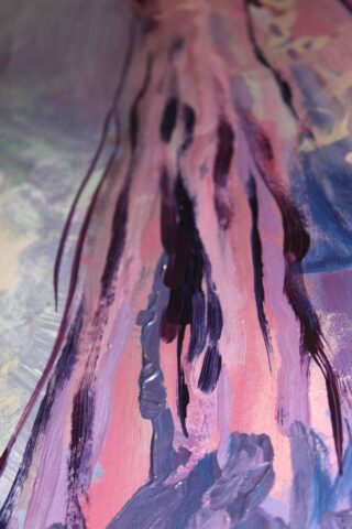 Zbliżenie na fioletowo-różową pracę. Widać pogrubione plamki farby oraz pociągnięcia pędzlem.