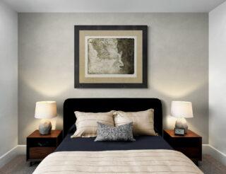Grafika w kremowych odcieniach przedstawiająca harpię patrzącą w mrok wisząca nad łóżkiem w sypialni.