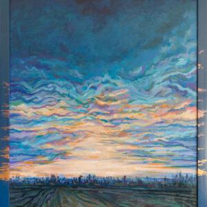 Obraz przedstawiający pochmurny zachód słońca nad zieleniącymi się polami. Dzięki ręcznie malowanym złotym smugom granatowa rama stanowi część kompozycji.
