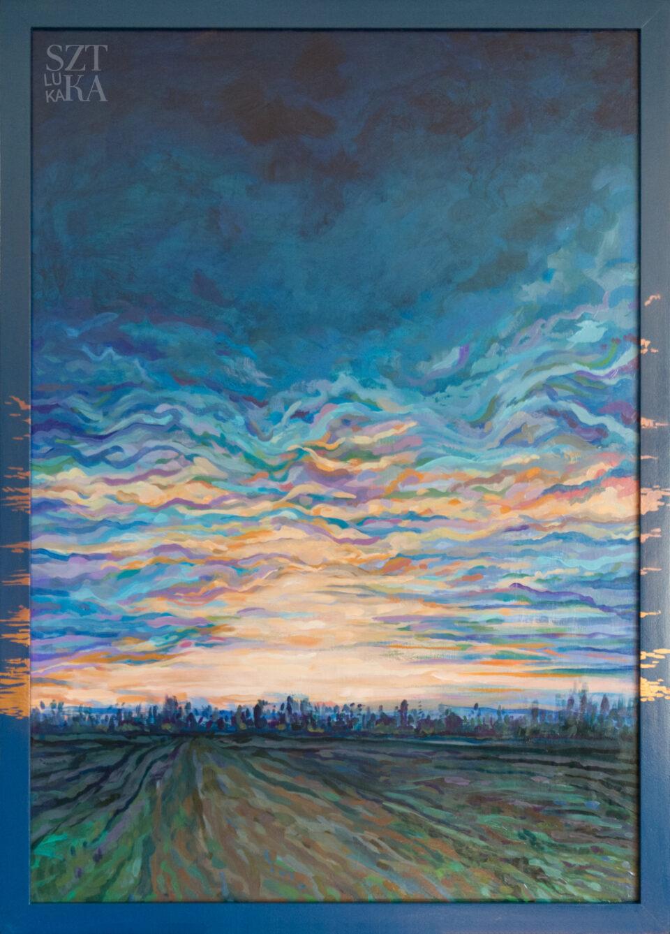 Obraz przedstawiający pochmurny zachód słońca nad zieleniącymi się polami. Dzięki ręcznie malowanym złotym smugom granatowa rama stanowi część kompozycji.